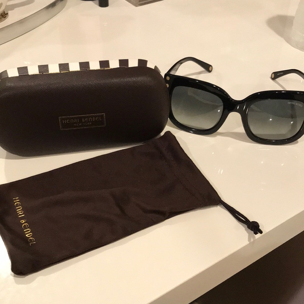 Amanda SQUARE BLACK SUNGLASSES Henri Bendel